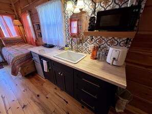 1 bedroom, iron/ironing board, WiFi - Gypsy Cottage Near the Smokies #16 Sabina, Sevierville, Tennessee (Sevierville)