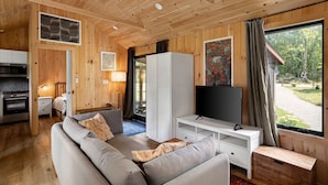 TV, fireplace - Scandinavian-Style Cottage Fully Equipped in Vermont (Wolcott)