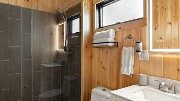 Een haardroger, zeep, shampoo