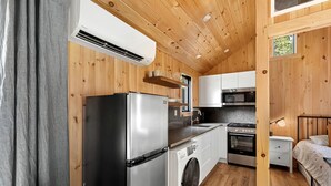 Coffee/tea maker, fridge, microwave, oven - Scandinavian-Style Cottage Fully Equipped in Vermont (Wolcott)