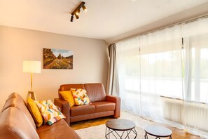 TV - Apartment '' with Shared Garden, Balcony and Wi-Fi (Iphofen)