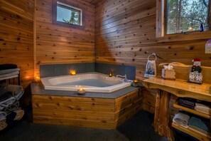 Hair dryer, towels, soap, shampoo - Rustic Log Cabin with Jacuzzi Bathtub in the Adirondack Mountains, New York (Wilmington)
