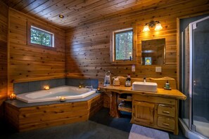 Hair dryer, towels, soap, shampoo - Rustic Log Cabin with Jacuzzi Bathtub in the Adirondack Mountains, New York (Wilmington)