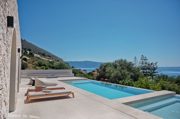 Outdoor pool - White Arch Villa (Agia Effimia)