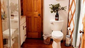 Serviettes fournies, savon, shampoing, papier toilette