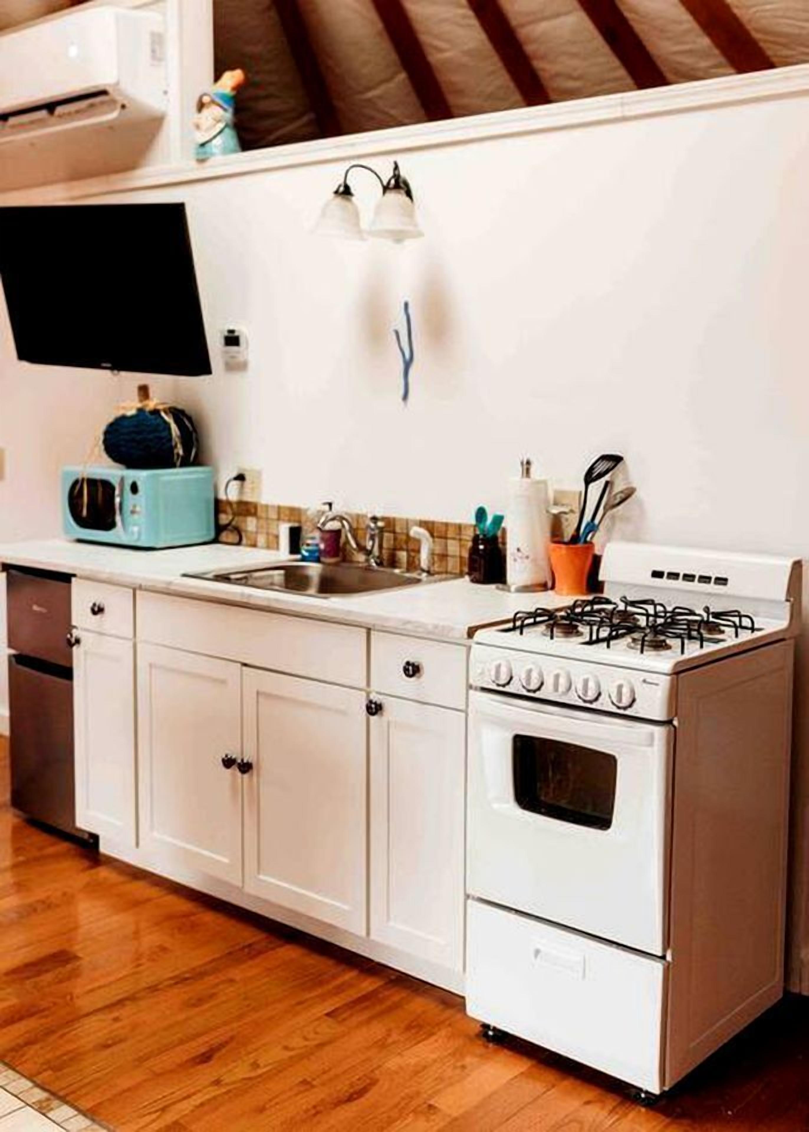 Refrigerador, microondas, parrilla de estufa y cafetera y tetera 