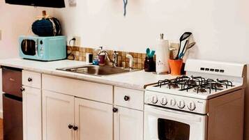 Refrigerador, microondas, parrilla de estufa y cafetera y tetera