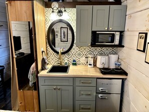 Refrigerador, microondas, cafetera y tetera y utensilios de cocina 