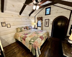 1 bedroom, iron/ironing board, WiFi, bed sheets - Tiny Home Cottage Near the Smokies (Sevierville)