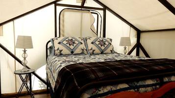 1 bedroom, bed sheets