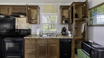 Kühlschrank, Mikrowelle, Herdplatte, Wasserkocher mit Kaffee-/Teezubehör