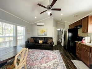 Una televisión, una chimenea