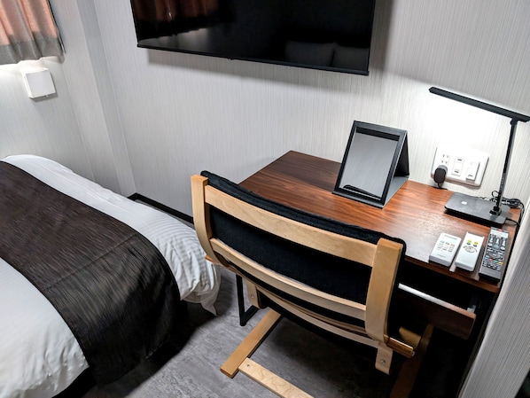 Kamar Double, Bebas Asap Rokok | Brankas, meja kerja, tirai kedap cahaya, dan Wi-Fi gratis