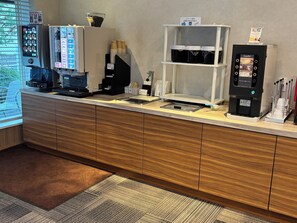 朝食 (ビュッフェ)、毎日提供 (無料)