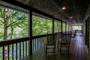 Property grounds - Amazing Lakefront Cabin Perfect for Groups in Topton, North Carolina (Topton)