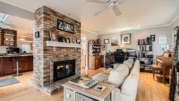 TV, fireplace