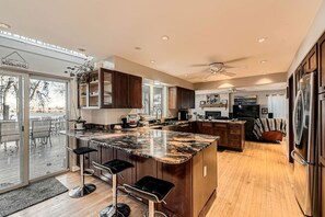 Refrigerador, microondas, placa de cocina, lavavajillas