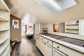 2 slaapkamers, een strijkplank/strijkijzer, wifi, beddengoed