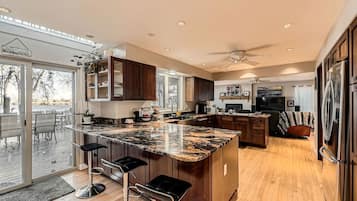 Kühlschrank, Mikrowelle, Herdplatte, Geschirrspüler