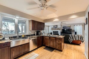 Frigorífic, microones, placa de cuina i rentaplats 