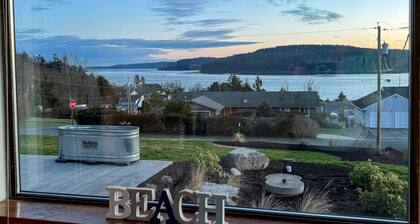 Peaceful Cabin with Bay Views and Outdoor Hot-Tub in Washington
