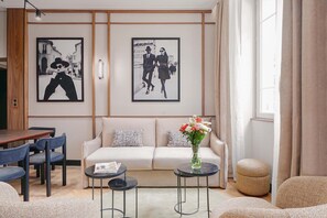 Apartment | Living area | Smart TV, Netflix, streaming services, offices - Merveil Signature Suite - Dulud (Neuilly-sur-Seine)