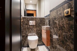 Apartment | Badezimmer | Kostenlose Toilettenartikel, Haartrockner, Handtücher, Seife
