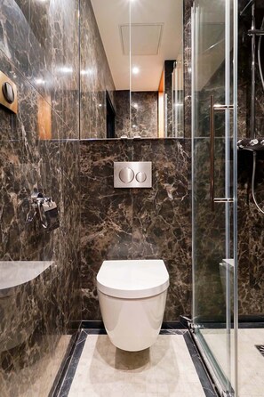 Apartment | Bathroom | Free toiletries, hair dryer, towels, soap - Merveil Signature Suite - Dulud (Neuilly-sur-Seine)