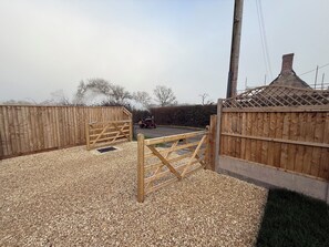 Bungalow, 2 chambres, fumeurs, balcon | Enceinte de l’hébergement