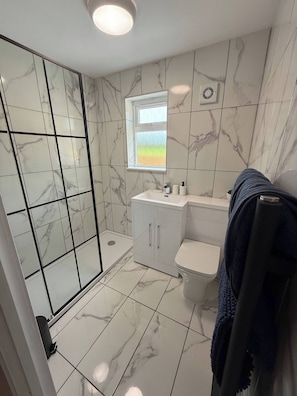 Bungalow, 2 Schlafzimmer, Raucher, Balkon | Badezimmer