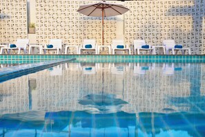 Outdoor pool, pool umbrellas, pool loungers - Fourium Pattaya Hotel and Serviced Residence (Pattaya)