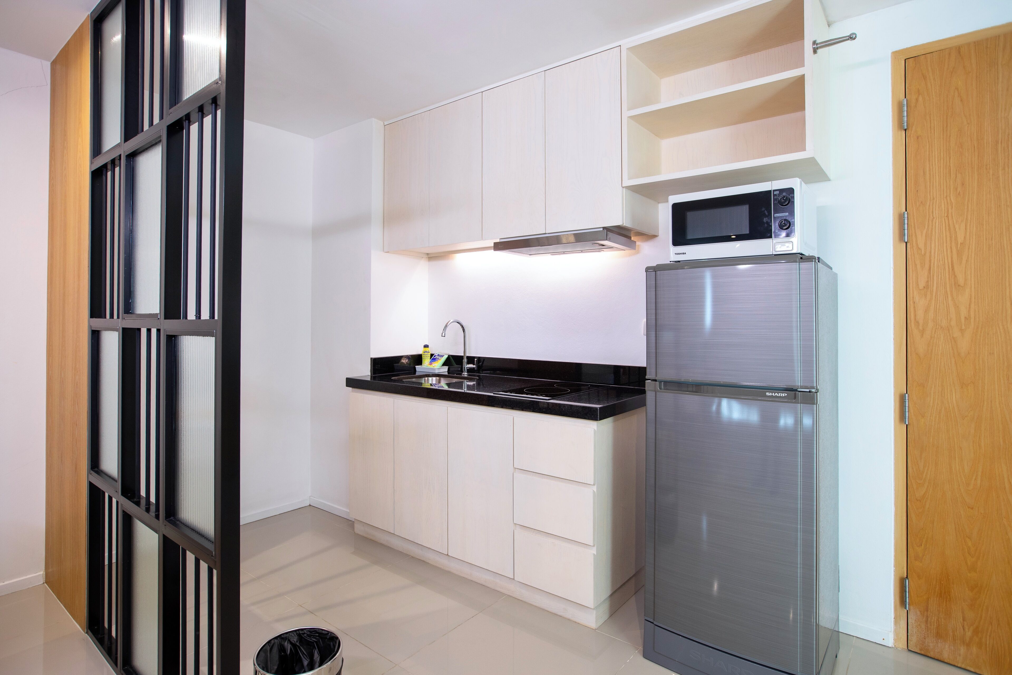 Suite | Private kitchenette | Fridge, microwave