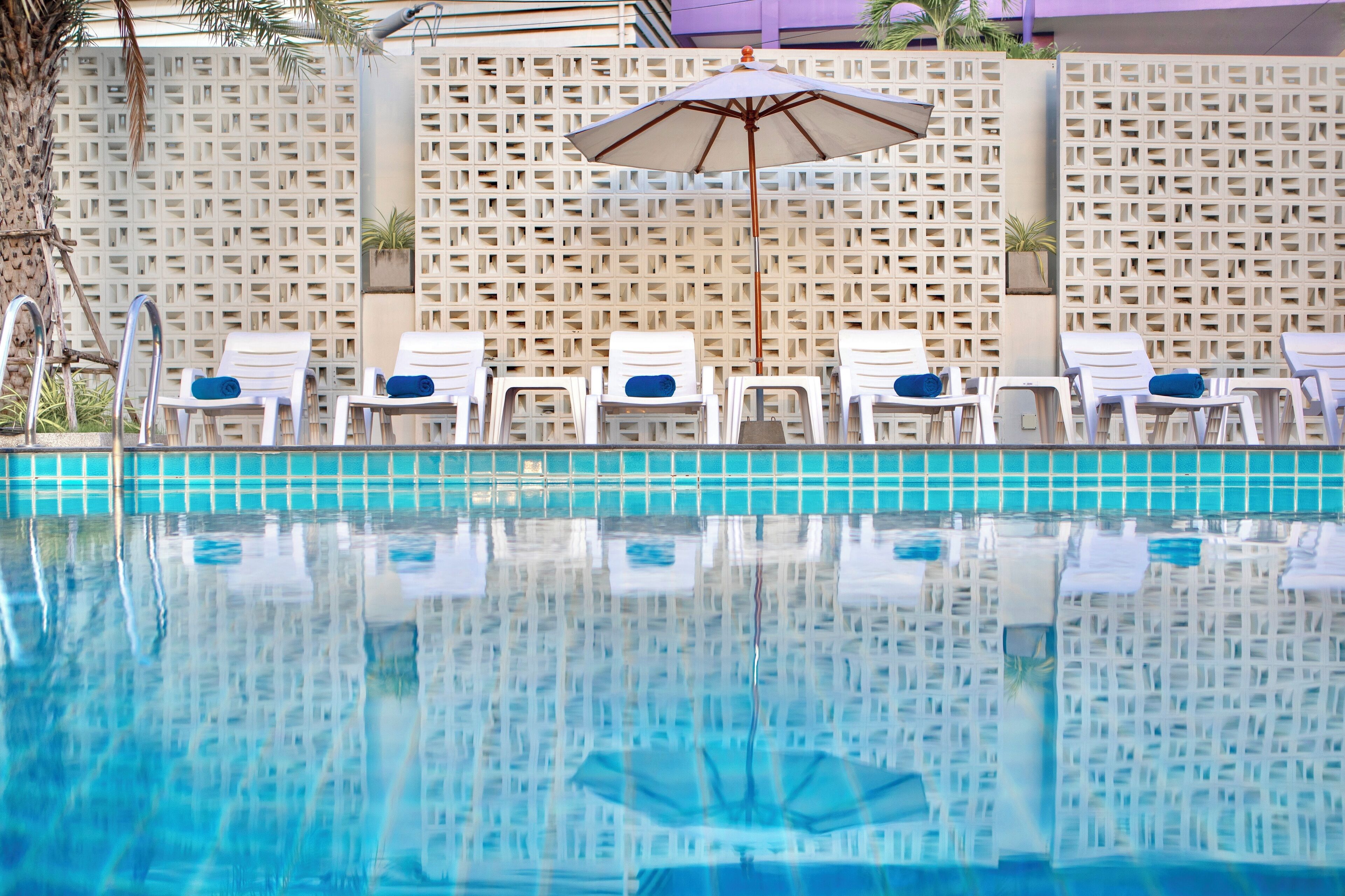 Ulkouima-allas, aurinkovarjoja, aurinkotuoleja