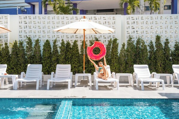 Hồ bơi ngoài trời, dù/ô trên bãi biển/hồ bơi, ghế dài tắm nắng 