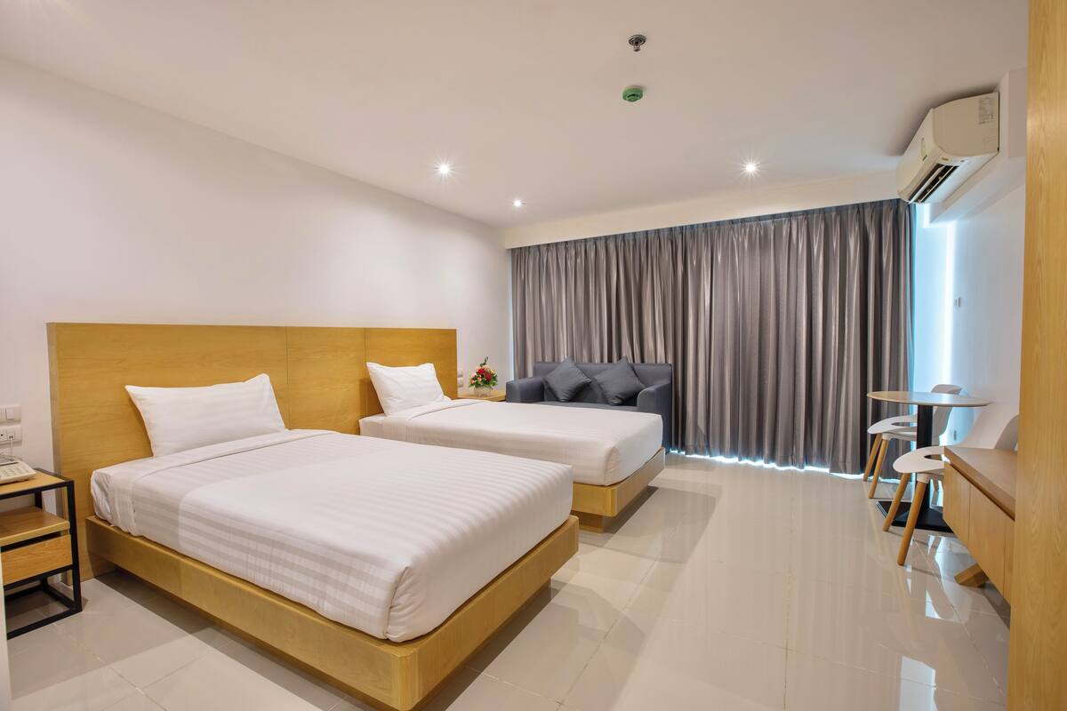 خزنة داخل الغرفة ومكتب وواي فاي مجانًا