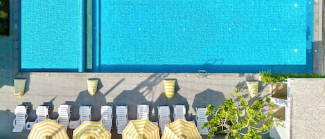 Piscine extérieure, parasols de plage, chaises longues