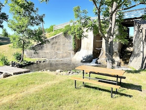 Outdoor dining - Incredible Tented Cabin Ideal for Glamping with Fireplace and Barbecue in Saint Croix Falls, Wisconsin (Saint Croix Falls)