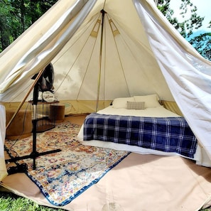2 bedrooms, desk, WiFi, bed sheets