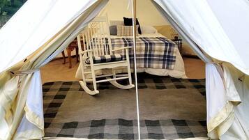 2 bedrooms, desk, WiFi, bed sheets