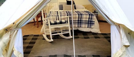 2 bedrooms, desk, WiFi, bed sheets
