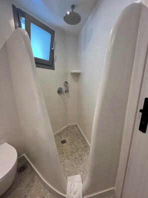 Een douche, een haardroger, handdoeken, zeep