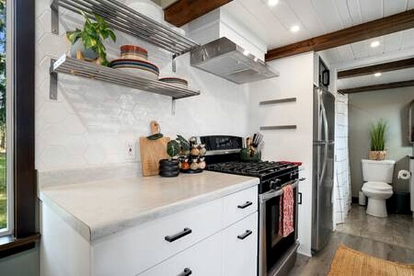 Refrigerador, microondas, horno y parrilla de estufa 