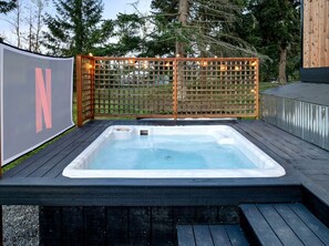Outdoor spa tub - Gorgeous Tiny House with Jacuzzi, Cinema and Fire Pit in Washington (River Road)