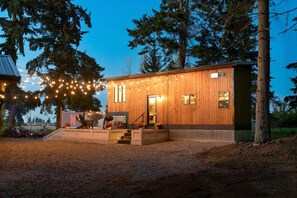 Exterior - Gorgeous Tiny House with Jacuzzi, Cinema and Fire Pit in Washington (River Road)