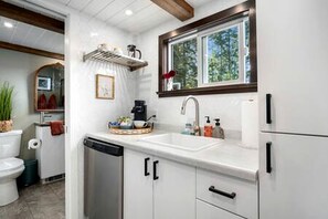 Jetted tub, hair dryer, towels, soap - Cedar & Sage Hideaway in River Road, WA (River Road)
