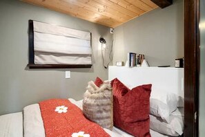 Room - Gorgeous Tiny House with Jacuzzi, Cinema and Fire Pit in Washington (River Road)