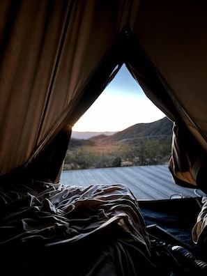 Una tienda de campaña con vistas a un paisaje montañoso.
