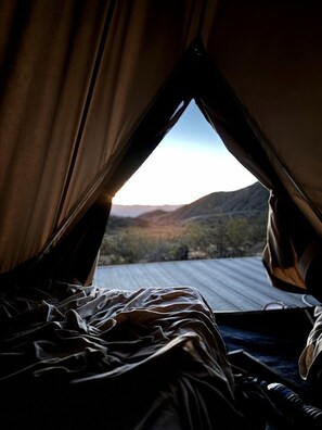 A tent with a view of a mountainous landscape. - Luxurious and Comfy Bell Tent in the Stunning Nevada Desert (Boulder City)