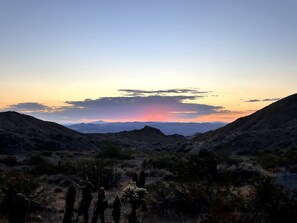 Un paisaje desértico con colinas y vegetación escasa.