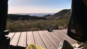 Une tente offrant une vue sur un paysage montagneux.
